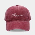 Detail der Mama-Stickerei und Herzverzierung auf gewaschener weinroter Baseballkappe - Verstellbar / Burgunderrot