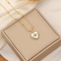Detalle del colgante corazón ojo turco dorado con esmalte y cristal en cadena de cuentas - Estilo de Mal de Ojo de Corazón de Cobre
