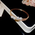 Dettaglio del bracciale dorato a doppio strato con perle bianche e pavé di cristalli - Oro-Quattro Perle Doppio Cerchio (30#HB3099)