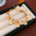 Dettaglio della collana dorata con maglie a fiore in una scatola regalo nera - Bracciale a Fiore d'Oro