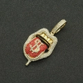 Detailopname van hiphop hanger met rode tong en gouden dollarteken met kristallen - Goud (Rode Tong) Hanger Zonder Ketting