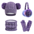Winter 4er Set mit Doppel-Bommel Strickmütze, Ohrenschützern, Schal und Handschuhen - Zopfmuster Regenbogen (Lila)