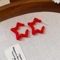 Vue détaillée de boucles d'oreilles étoile rouge à texture mate sur tissu beige - 21# Tige en argent-Rouge-Étoile