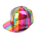 Makroaufnahme von irisierendem Regenbogen-Lackleder auf der Flat-Brim-Baseballkappe - Verstellbar / Regenbogenfarben