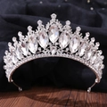 Nahaufnahme der funkelnden Kristallkrone mit Marquiseschliff-Steinen und Silberbasis - Silber/Weißer Strass
