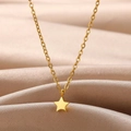 Gros plan du collier avec pendentif étoile dorée sur fond de soie champagne - Étoile à cinq branches