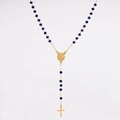 Detail van gouden rozenkrans ketting met donkerblauwe kralen, medaille en kruishanger - Blauw