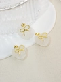 Tres colgantes de corazón blanco azucarado con lazos dorados sobre fondo texturizado - Blanco