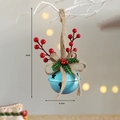 Blauwe matte kerstbel met rode bessen en jute strik decoratie, breedte 6,5 cm - Blauw