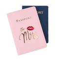 Reisepasshüllen aus PU-Leder in Rosa und Marineblau mit Mrs-Schriftzug und Lippenprint - The Mrs/Rote Lippen / Rosa