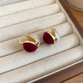 Détail macro de boucles d'oreilles cœur en velours rouge avec placage d'or et perles - 53# Créole Flocage Perle Rouge Blanc