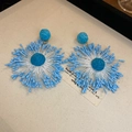 Orecchini a fiore intrecciati a mano in rafia azzurra e bianca per vacanze estive boho - Blu