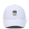 Gorra de béisbol blanca ajustable con bordado detallado de taza morada en el frente - Ajustable / Blanco