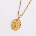 Detail van gouden ovale hanger met reliëf van figuur en bijpassende box-schakelketting - Met ketting / Goud