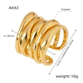 Makroaufnahme eines mehrlagigen goldenen Kupferrings mit Maßen 1,85cm Breite und 1,72cm Durchmesser - Größe 7 (Verstellbar Offen) / A692-Gold Unregelmäßiger Horizontalstreifen-Stil