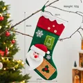Grüner Weihnachtsstrumpf mit Weihnachtsmann-Motiv und Holzknöpfen am Baum hängend - 46x27cm / 3-Knopf Weihnachtsmann-Strumpf