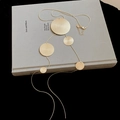 Detail der goldener geometrischer Anhänger mit Struktur auf minimalistischer Kette - Halskette - Gold