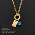 Collar de acero inoxidable dorado con colgante letra P y gema azul brillante - Letra P