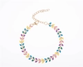 Détail de maillons en émail coloré en V et fermoir mousqueton sur bracelet doré - Avion Coloré