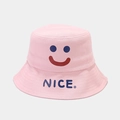 Detailansicht eines rosa Anglerhuts aus Baumwolle mit blauem Smiley und NICE Bestickung - M (56-58cm) / Rosa