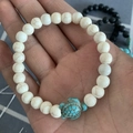 Elastic beaded bracelet with white turquoise stones and a green turtle charm detail - Turquoise