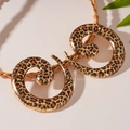 Macro di orecchini a spirale dorati con stampa leopardata e dettaglio in corda - Orecchino a Bottone a Spirale Leopardata