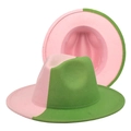 Detail van tweekleurige roze en groene vilten hoed met brede rand en fijne stiksels - M (56-58cm) / Roze+Fruit Groen