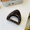 Deep burgundy triangle claw clip for high ponytail made of high-gloss resin material - Medium (approx. 6cm) / Chocolate
