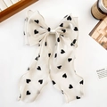 Elegante lazo para el cabello en satén blanco con corazones negros y cinta - Lazo de Hilo Brillante - Estampado de Corazones