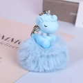 Detail eines blauen Einhorn-Plüsch-Schlüsselanhängers mit Webpelzball und Perlenkette - Hellblau