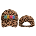 Dettaglio del ricamo MAMA colorato su cappello leopardato con fibbia in metallo - Leopardo Marrone (MAMA)