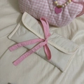 Trousse matelassée blanc cassé style ballet avec nœud rose et motif à losanges doux - Blanc