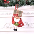 Detalle de calcetín navideño de arpillera roja con Papá Noel 3D y bordados de nieve - Calcetín de Navidad pequeño Papá Noel de piernas colgantes a cuadros