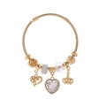Detail van de gouden bedelarmband met hart-, kroonhangers en sprankelende kralen - Hart Kroon Stijl / Wit