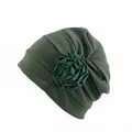 Détail d'un bonnet turban vert foncé avec une grande rose en tissu et des plis - Vert Armée