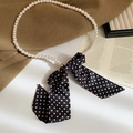 Dettaglio della collana di perle con grande fiocco in seta a pois bianchi e neri - Collana di Perle con Fiocco / Perla Bianca Pois Neri