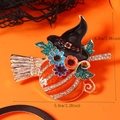 Detalle del broche de Halloween con sombrero de bruja y calabaza en esmalte y pedrería - Combo Calabaza Sombrero Escoba / Conjunto Combinado Naranja