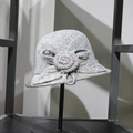 Dettaglio cappello cloche in lana grigia con elegante decorazione floreale intrecciata - M (56-58cm) / Grigio