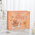 Orangefarbene Geschenktüte mit Bärenmotiv für Kindergeburtstage und Frühlingsfeste - Wasserschwein 4