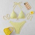 Dettaglio del top bikini giallo chiaro testurizzato con ciondolo a stella e perla dorata - S / Giallo