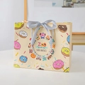 Cartoon Zoo cadeauzakje met kleurrijke donutpatronen en elegante zilveren lintgrepen - Zilveren Lint / Klein (18x16x10cm)