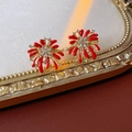 Dettaglio di orecchini in corallo rosso con base dorata e diamanti incastonati - Rosso/Oro (Perno in argento S925)