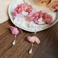 Fermaglio fiore in seta rosa con nappe di perle lunghe e dettagli in catena dorata - Viola