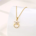 Detailopname van een minimalistische gouden bloemketting met fonkelende zirkoniasteen - NE155 / Goud