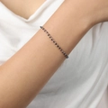 Pulsera minimalista de cadena en O plateada con cuentas negras para un look elegante - Pulsera de Esmalte Negro / Color acero