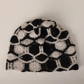 Détail du motif floral au crochet fait main sur le bonnet en tricot noir et blanc - M(56-58cm) / Noir et Blanc
