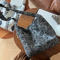 Detail der Baumwoll-Leinen-Tasche mit grauem Paisley-Muster und weißem Textiletikett - Schwarzgraues Paisley-Muster
