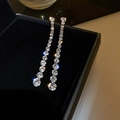 Dettaglio orecchini a nappa in argento con zirconi scintillanti su velluto nero - Lega / Perno in Acciaio / Stile Nappa Lunga Argentata con Fila di Strass