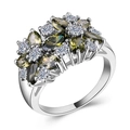 Primer plano de anillo plateado con piedras marquise verde oliva y circones blancos - Talla 7 / Verde oliva