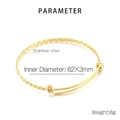 Dettaglio del bracciale ritorto in acciaio inossidabile dorato con diametro interno 62x3mm - Oro